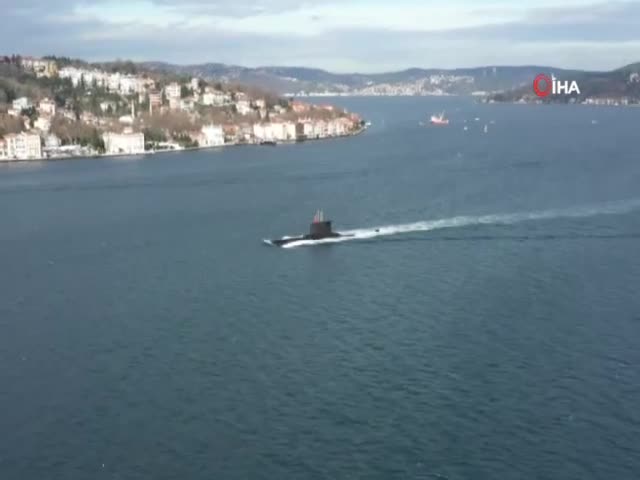 Türk denizaltısı İstanbul Boğazı'ndan işte böyle geçti
