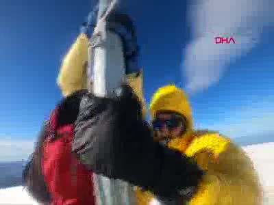 Zirvedeki Türk bayrağını Bursalı dağcılar yeniledi