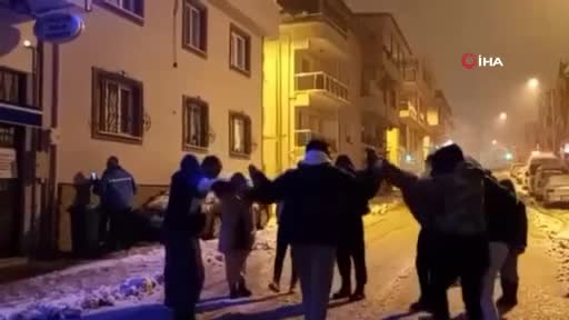 Bursa'da kar yağışı koronavirüsü unutturdu!