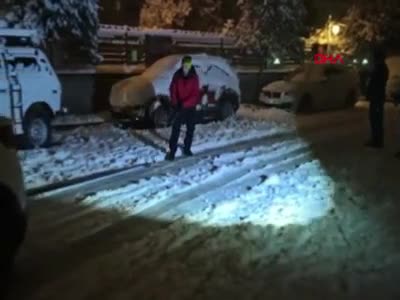 Bursa'da karlı yolda cipin arkasına bağladığı iple snowboard yaptı