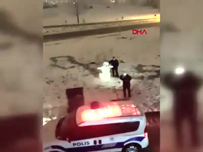 Bursa'da polis ekiplerinin kardan adam ile fotoğraf çektirmesi sosyal medyada gündem oldu