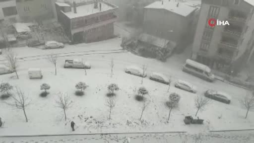 Bursa'da buzlu yolda duramayan araç evin bahçesine böyle uçtu