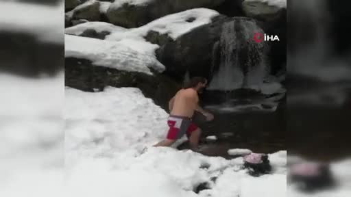 Bursa'da kar banyosunun ardından buz gibi suya girdiler