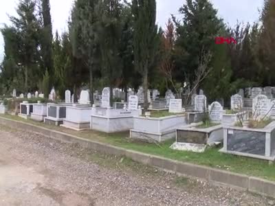 Bursa'da hayatını kaybeden Ercan Yalçıntaş, babasının mezarına defnedildi