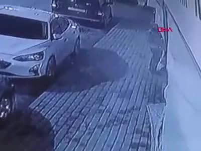 Bursa'da girdikleri iş yerinden ısıtıcı çalan 2 şüpheli güvenlik kamerasında