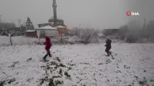 Bursa'ya kar yağışı başladı, çocuklar soluğu sokakta aldı