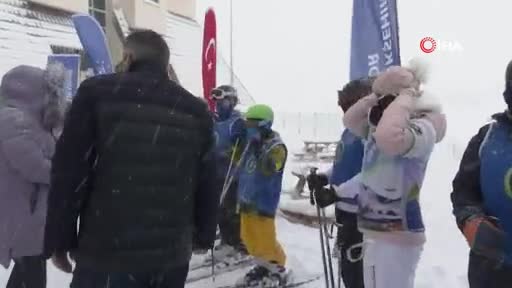 Çocukların Bursa Uludağ'da kayak ve snowboard heyecanı