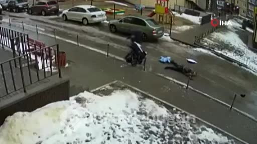 Rusya'da balkondan bakan kişi 5 aylık bebeğin üzerine düştü: 2 ölü