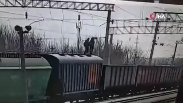 Tren vagonlarının üzerinde oyun oynarken akıma kapıldı