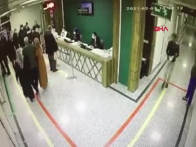 Sağlık çalışanlarına saldırı kameraya yansıdı
