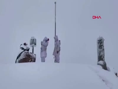 MSB'den karla kaplı üs bölgesinde 'bayrak değişimi' paylaşımı