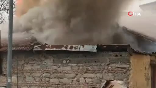 Bursa'da tarihi bina yandı