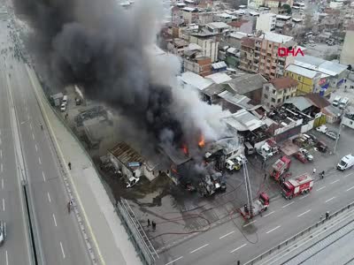 Bursa'da oto yedek parça dükkanında yangın (DRONE)