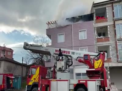 Bursa'da 3 katlı binanın çatı katında korkutan yangın