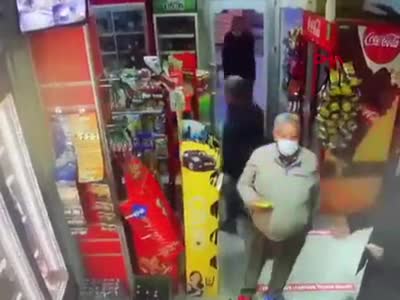 Bursa'da markette, boğazına bıçak dayayan husumetlisinden müşteriler ile çalışanlar kurtardı