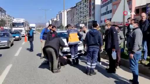 Bursa'da araba çarpan yaşlı kadına yoldan geçen sağlık görevlisi müdahale etti
