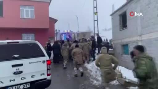 Bitlis'te askeri helikopter düştü!