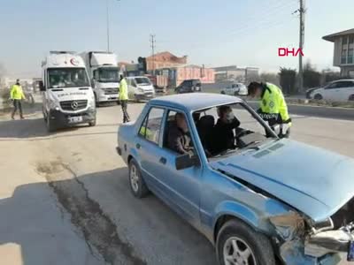 Bursa'da bariyerlere çarpan otomobilin sürücüsü yaralandı
