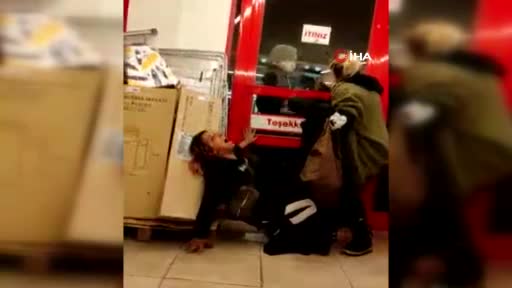 Bursa'da marketten hırsızlık yapan kadınlar, yakalanınca ortalığı birbirine kattı