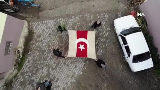 Bursa'da dedelerinden kalan 300 yıllık bayrağa gözleri gibi bakıyorlar
