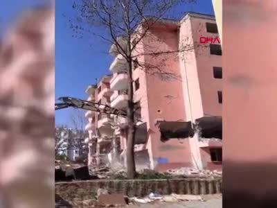 Bursa Mudanya'da 6'şar katlı 2 binanın kontrollü yıkımı kamerada