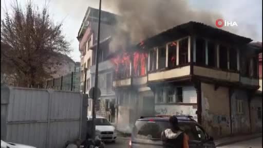 Bursa'da metruk bina yanarak kül oldu!