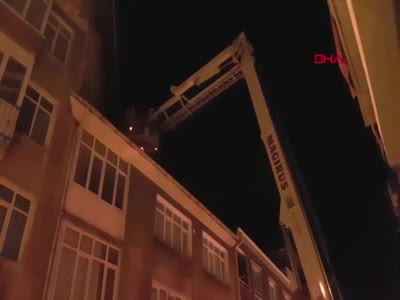 Bursa'da yavru kediyi kurtaran itfaiye ekiplerini mahalleli alkışladı