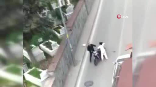 Bursa'da köpeğine çarpan motosiklet sürücüsünü sopayla dövdü