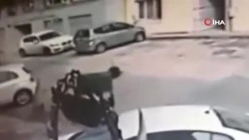 Bursa'da jip sürücüsünün uyuyan köpeği ezdiği anlar kamerada