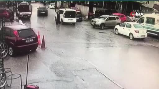 Bursa'da kadın sürücü çalınan aracının peşinden metrelerce böyle koştu