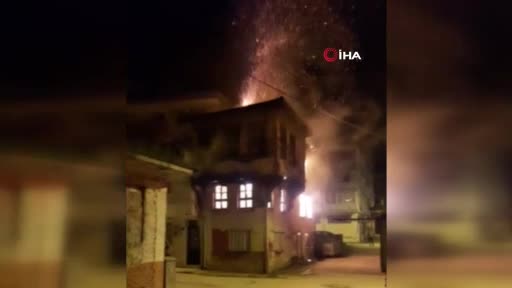 Bursa'da 100 yıllık tarihi bina alev alev yandı