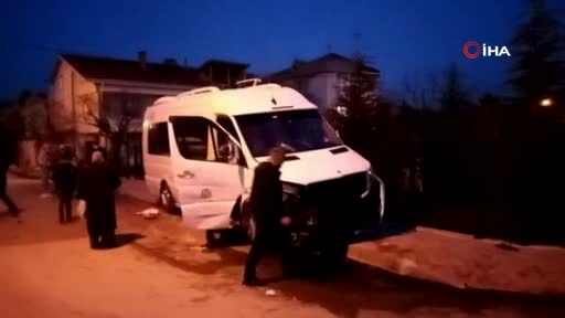 Bursa'da servis minibüsü ile otomobil çarpıştı: 2 yaralı