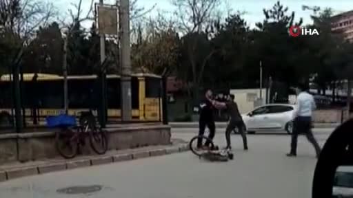 Bursa'da bisikletlilerin yol verme kavgasında yumruklar konuştu