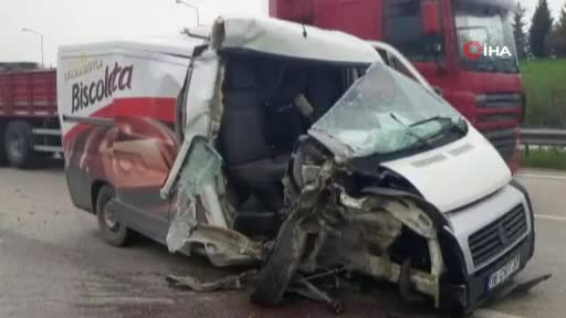 Bursa'da otobanda hafriyat kamyonuna minibüs arkadan çarptı: 1 yaralı