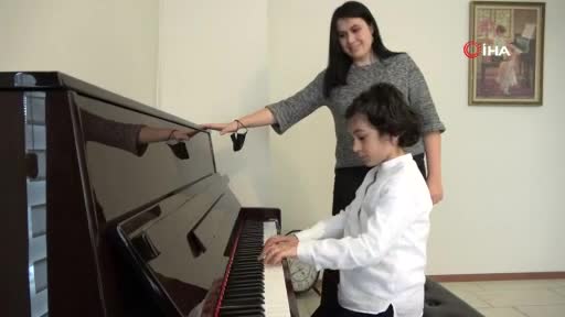Bursa'da 4 yaşında piyano çalmayı öğrendi, 7 yaşında süper ödülü aldı