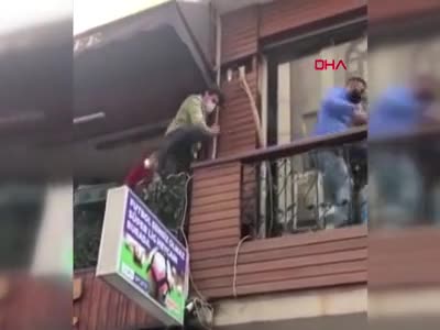 Polis kafeyi bastı, balkondan balkona kaçtılar!