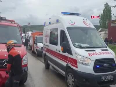 Bursa'da işçi midibüsü takla attı: 1 ölü, 20 işçi yaralandı