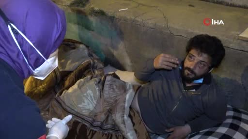 Bursa'da darp edilip parası alınan evsiz adama polis şefkati