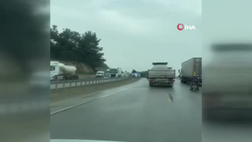 Bursa'da kamyon devrildi! 100 metre sürüklendi