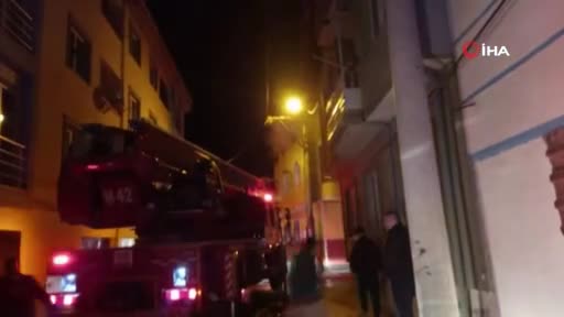 Bursa'da korkutan yangın: Dumandan etkilenen 2 kişi hastaneye kaldırıldı