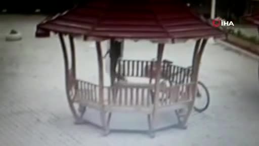 Bursa'da cami bahçesinde bisiklet hırsızlığı
