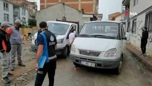 Bursa'da kamyonet park halindeki araca çarptı, belediye personeli yaralandı