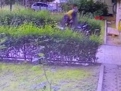 Bursa'da çantasındaki baltayla motosikletin zincirini kırmaya çalışan şüpheli, kamerayı görünce kaçtı