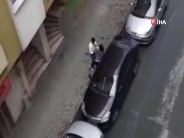 Hamile karısını sokak ortasında dövdü