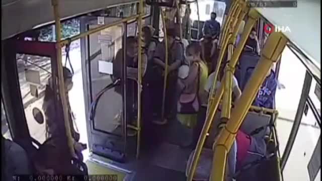 Bebeğin bacağı otobüsün kapısına sıkıştı