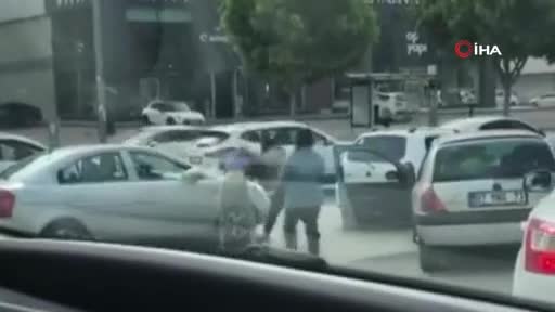Antalya'da iki kadının, trafikteki saç başa kavgası kamerada