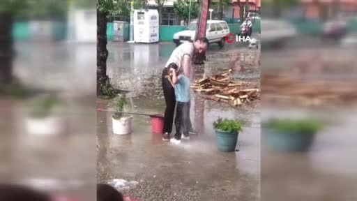Bursa'da saçaktan akan yağmur suyunda aile boyu duş
