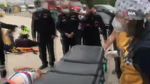 Bursa'da durağa dalan otomobil 1'i çocuk 5 kişiyi ezdi
