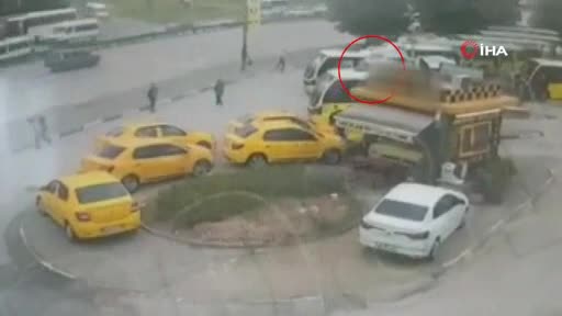 Bursa'da durağa dalan otomobilin 5 kişiyi ezdiği anlar ortaya çıktı