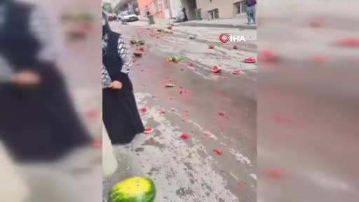 Bursa'da karpuz yüklü kamyon devrildi! Sokak kırmızıya boyandı